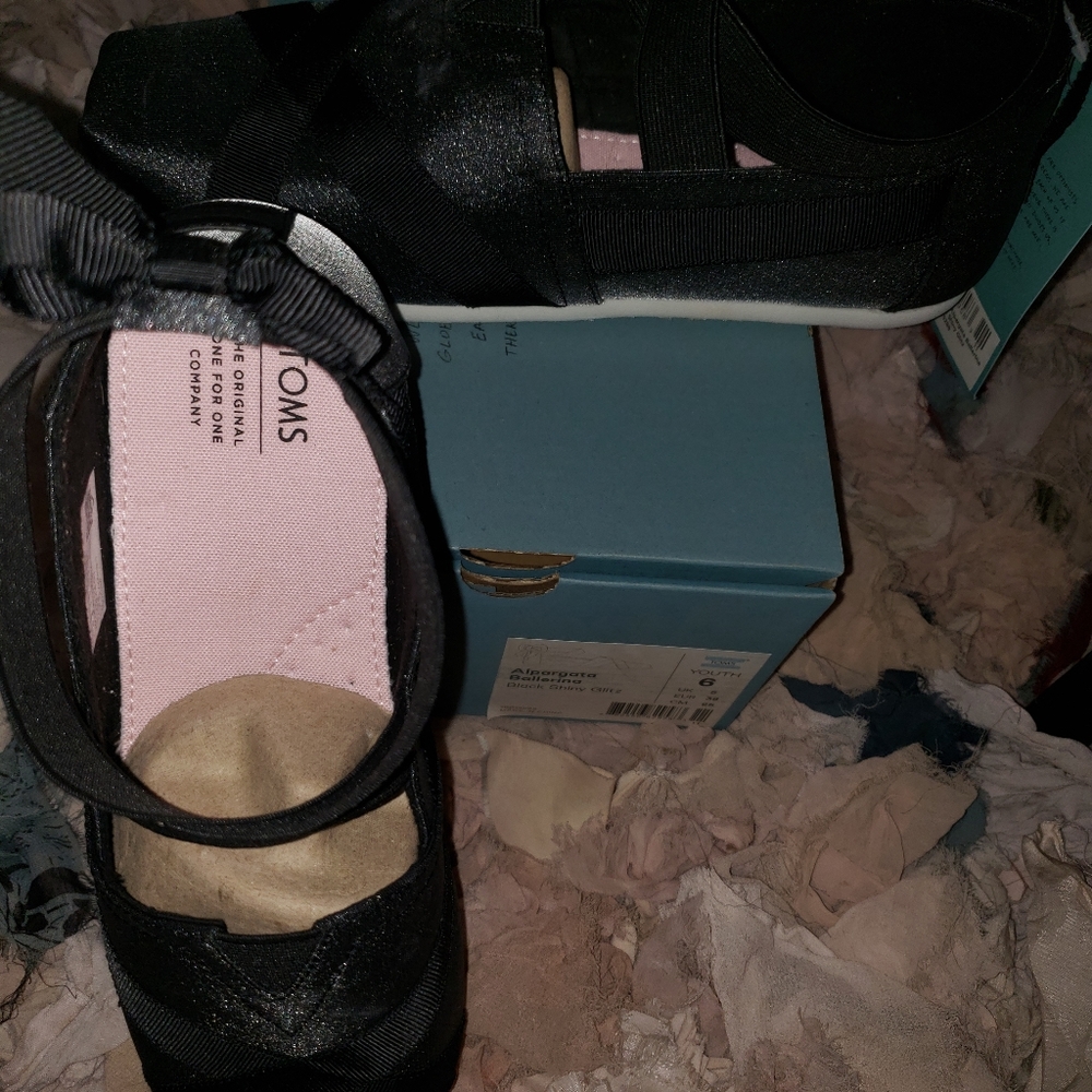 SHOES - Picture 3 of 3